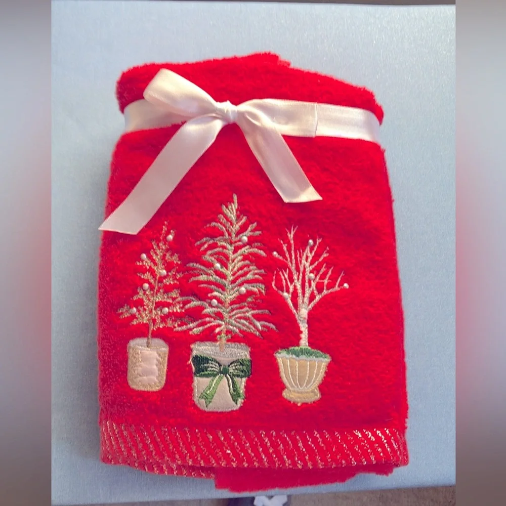 🎄Beautiful Christmas Embroidered Red Hand Towels 2 - Pack NWT ‼️